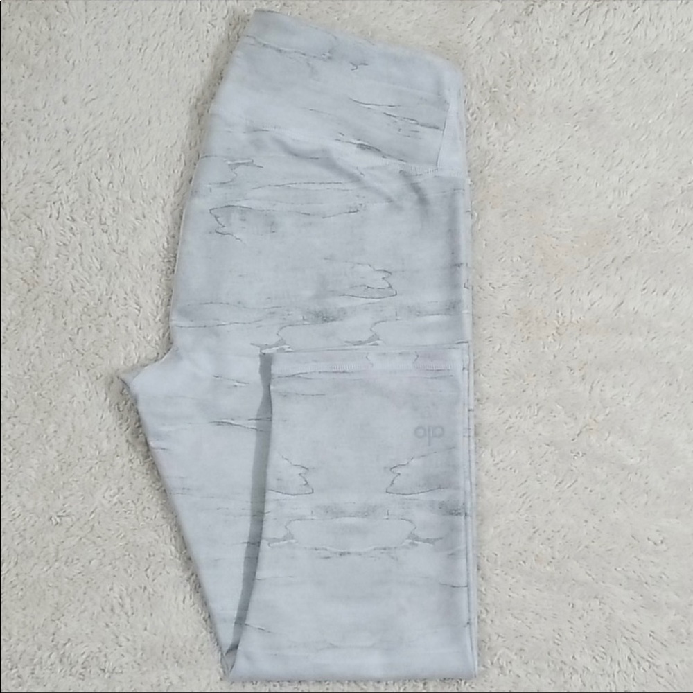 White Alo Yoga Capri Leggings